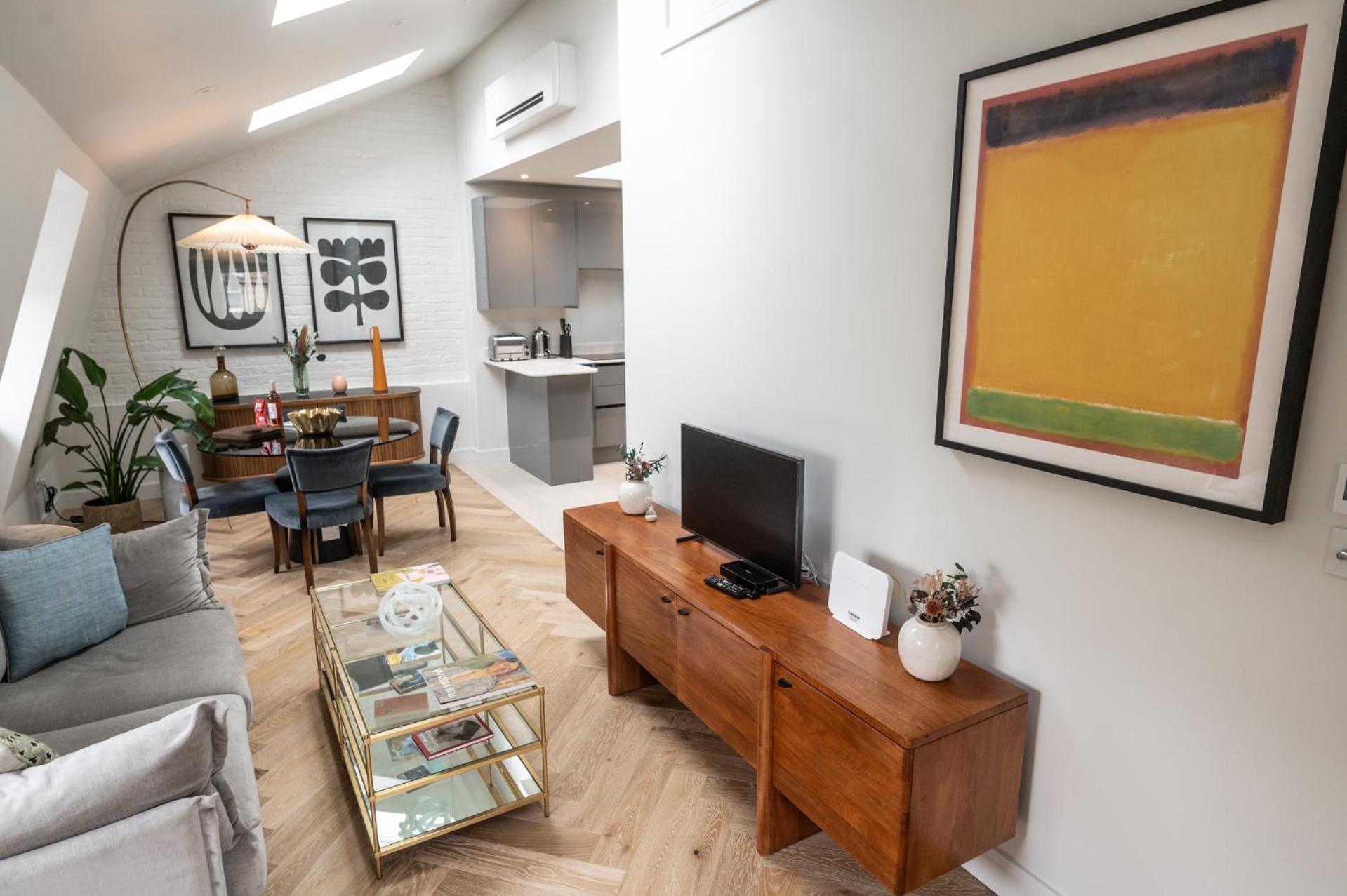 Modern 2 Bed Charlotte Street On 3rd Floor * London
