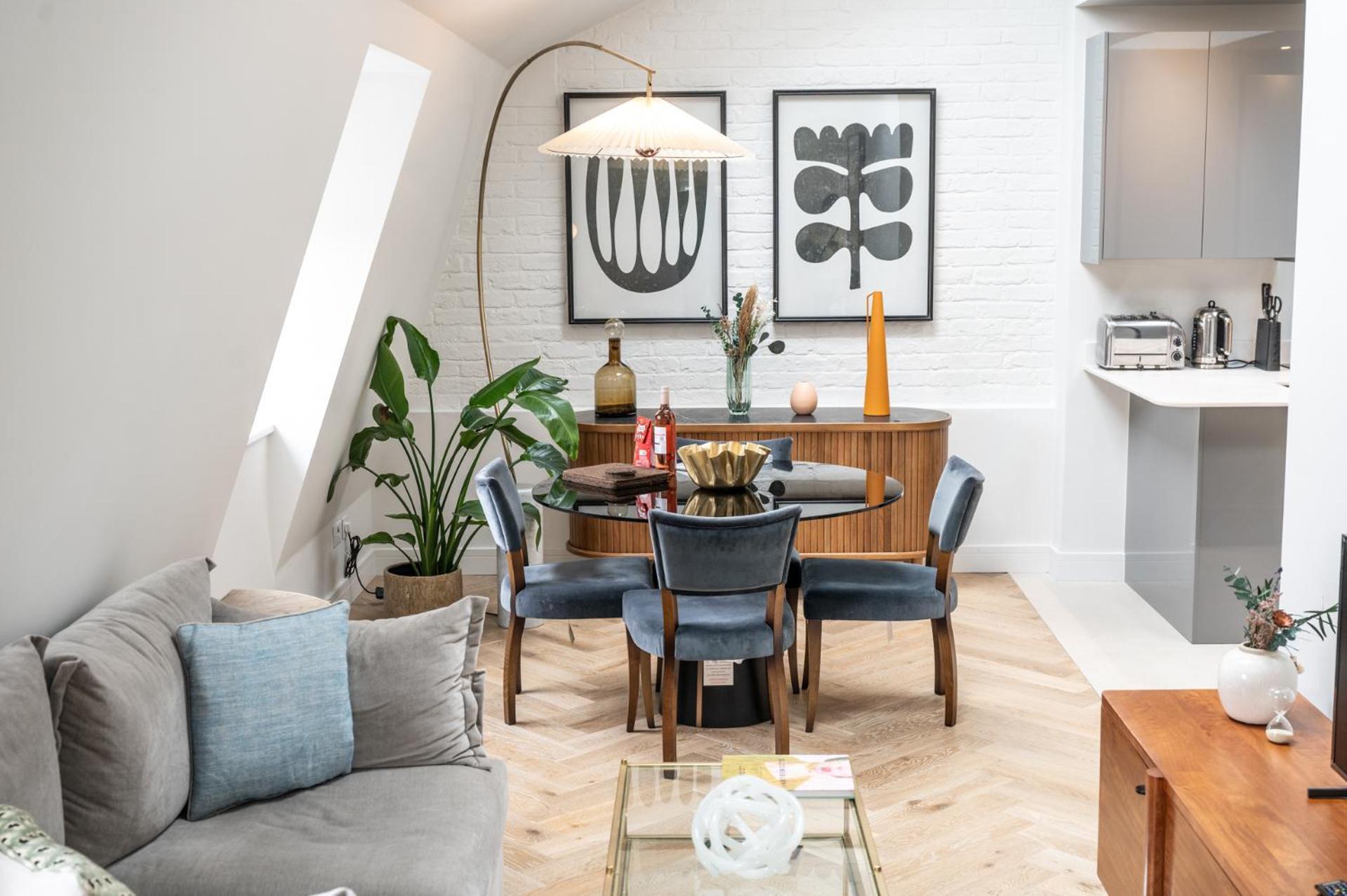 Modern 2 Bed Charlotte Street On 3rd Floor Apartment