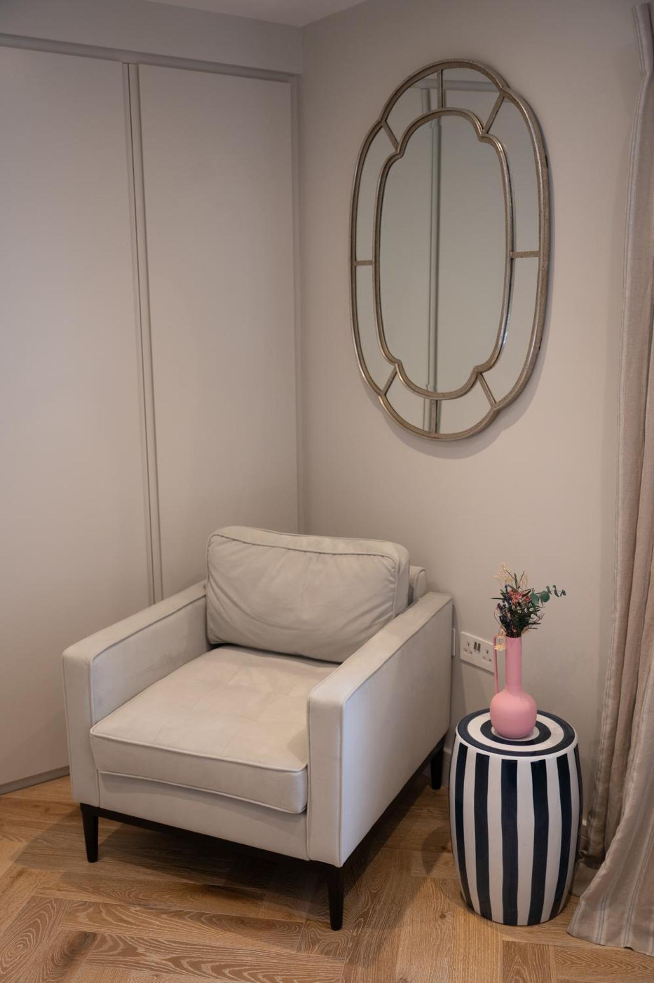 Modern 2 Bed Charlotte Street On 3rd Floor Apartment