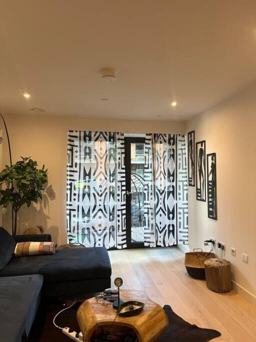 Royal Docks Riverside 3 Bed * London