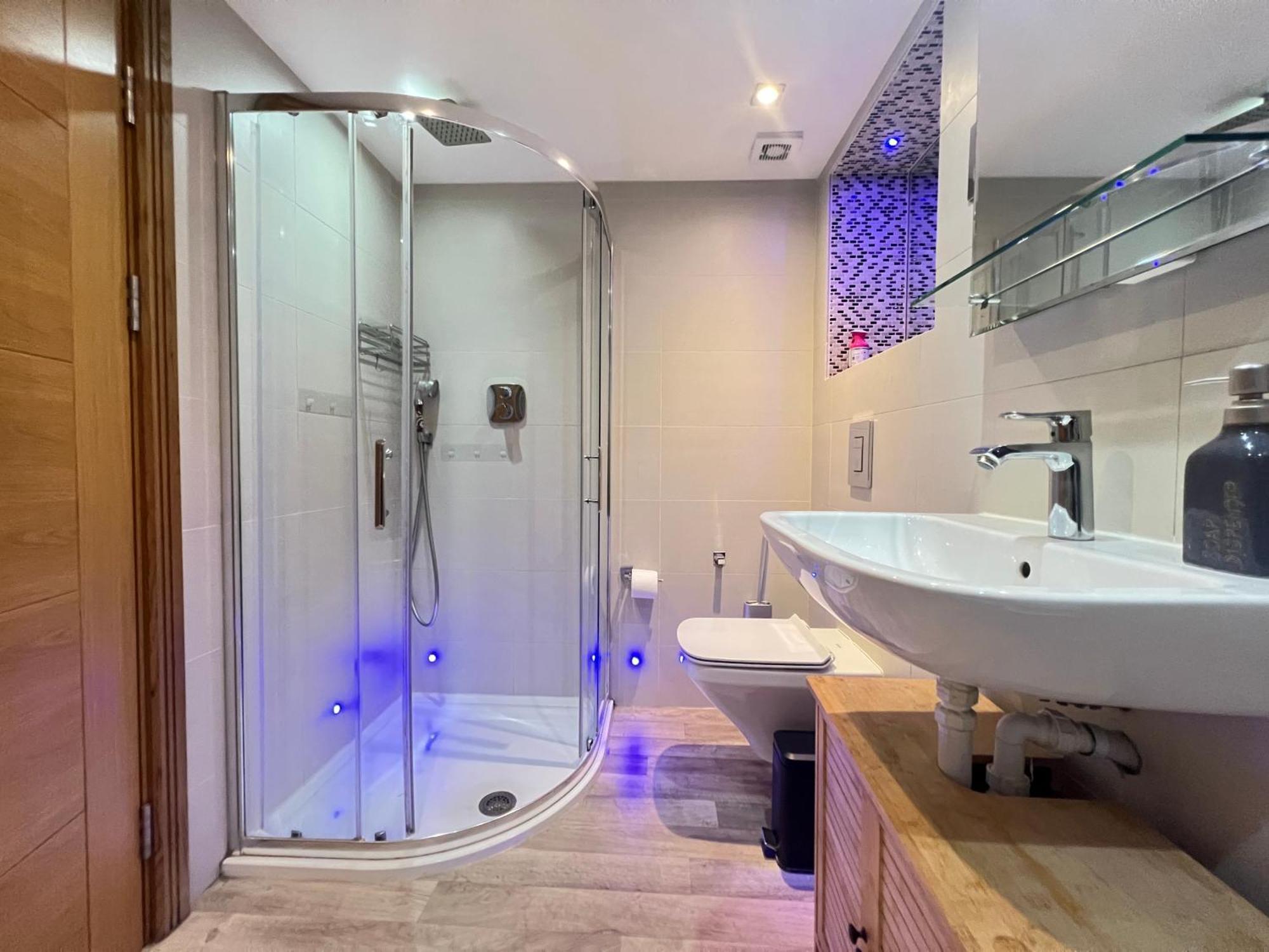 3.5 High Ceilings - Centrally Located Apartment London