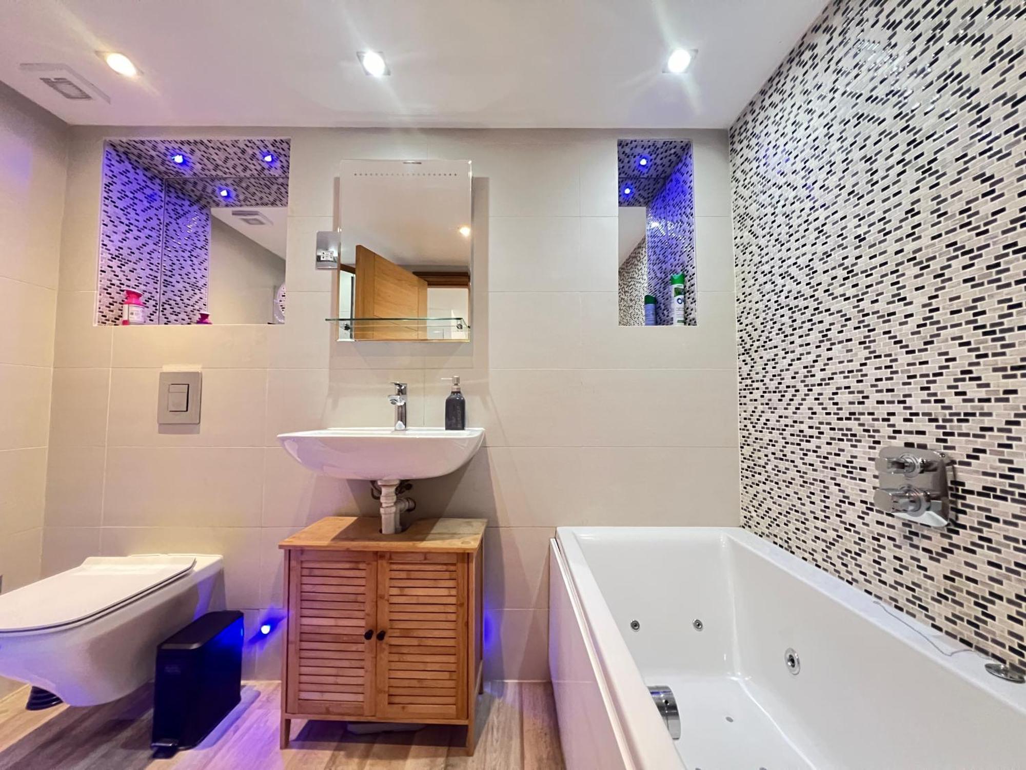 3.5 High Ceilings - Centrally Located Apartment London