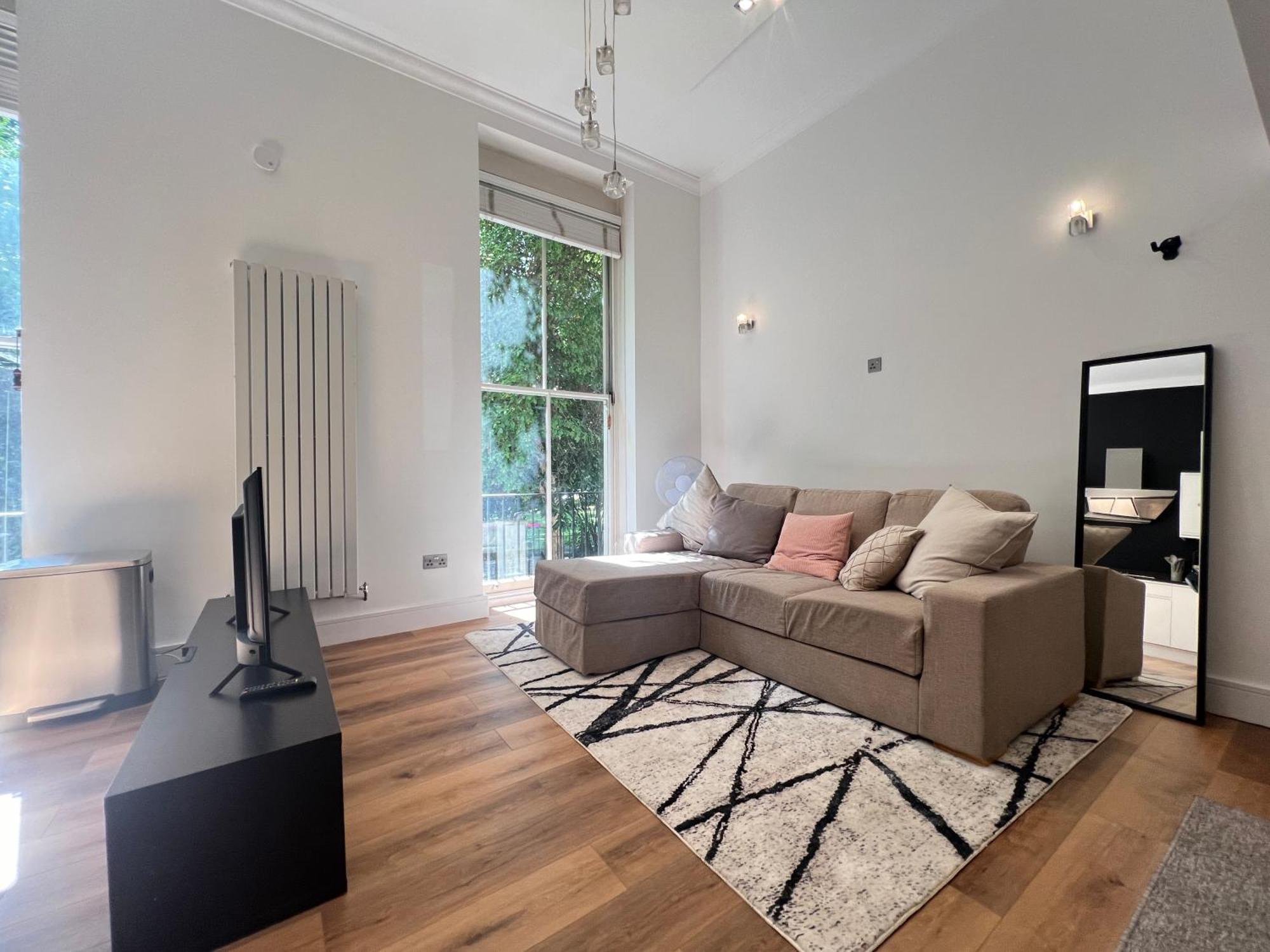 Apartment 3.5 High Ceilings - Centrally Located
