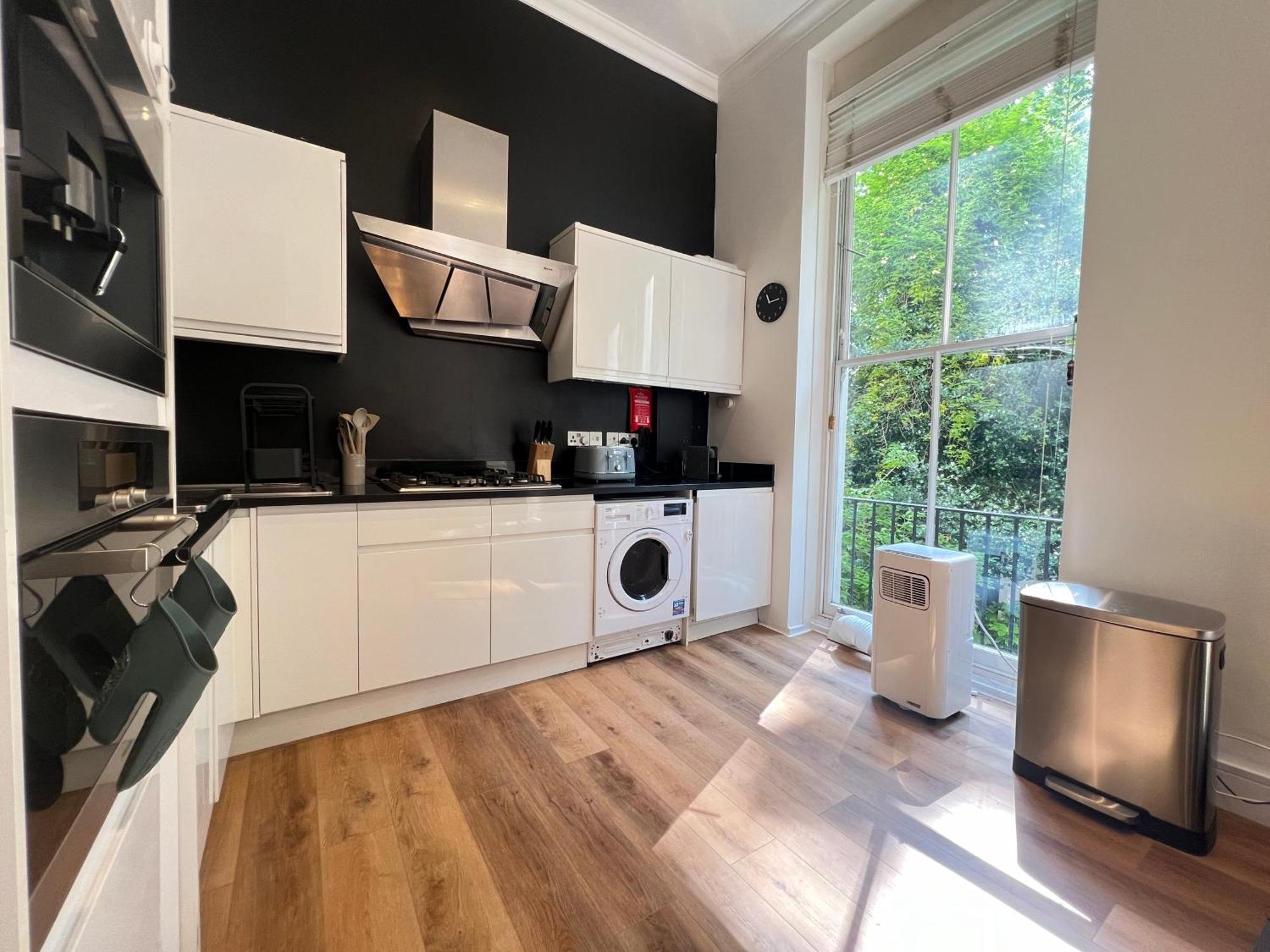 3.5 High Ceilings - Centrally Located Apartment *