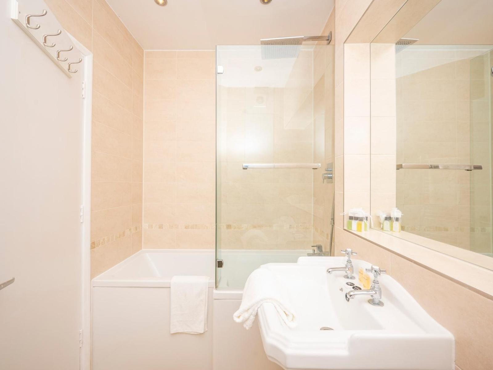 Pass The Keys - Waterfront Terrace Parking Apartment