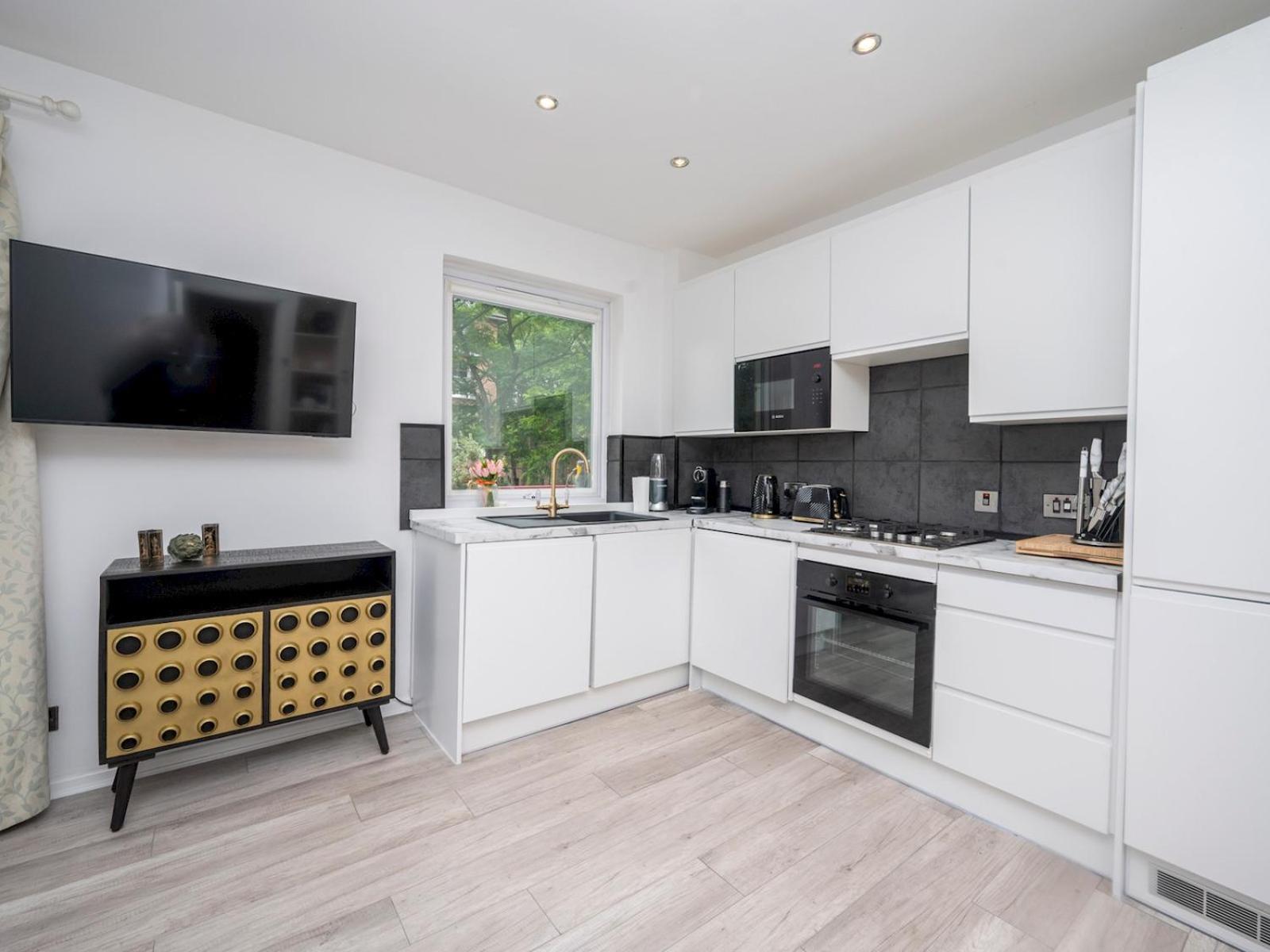 Pass The Keys - Waterfront Terrace Parking Apartment