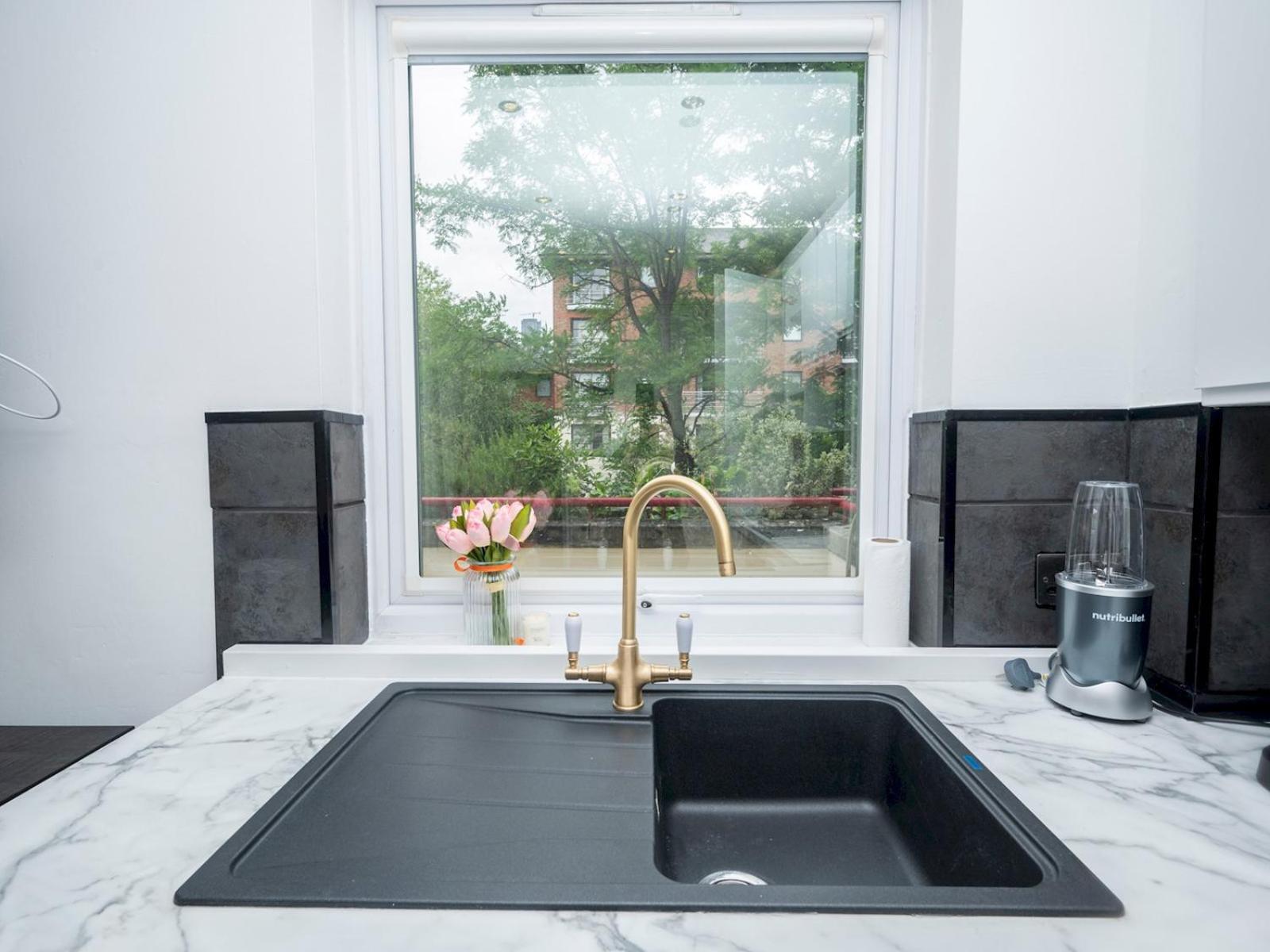 Pass The Keys - Waterfront Terrace Parking Apartment