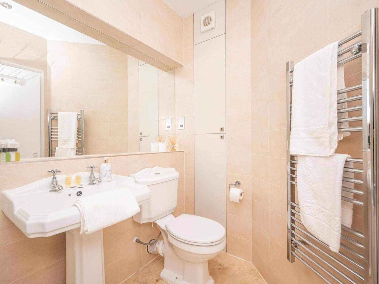 Pass The Keys - Waterfront Terrace Parking Apartment *