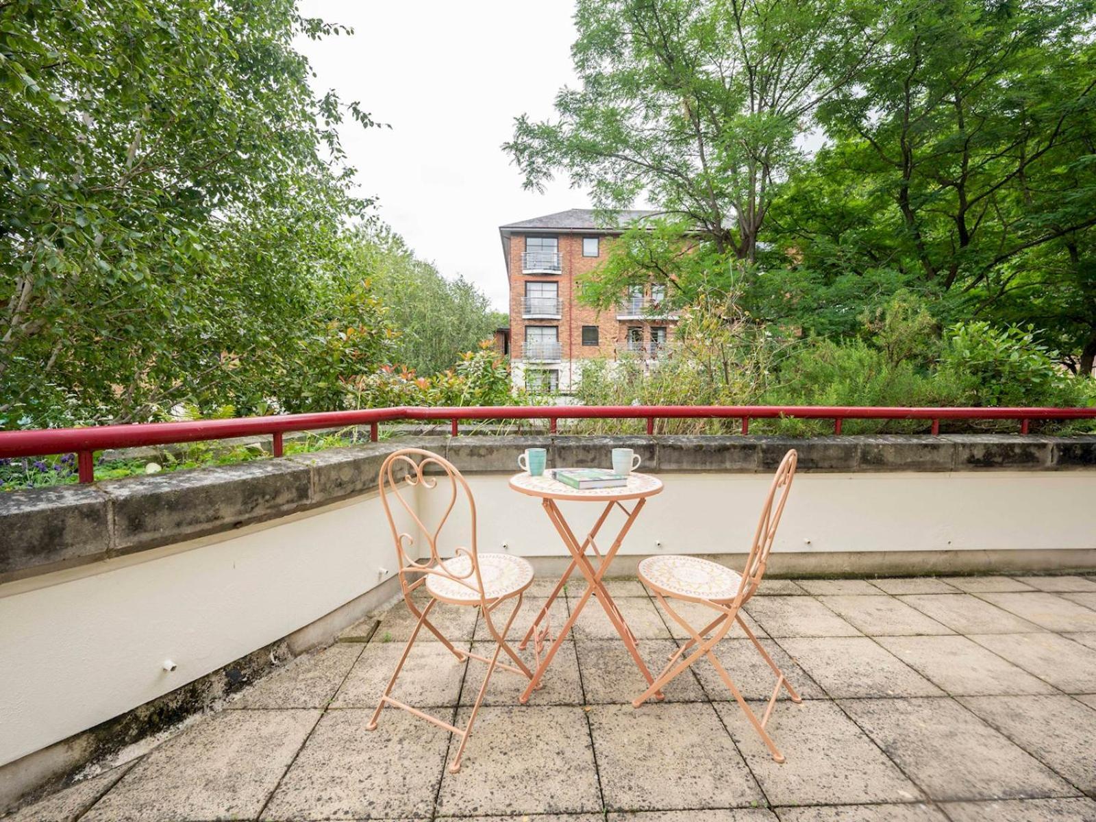 Pass The Keys - Waterfront Terrace Parking Apartment