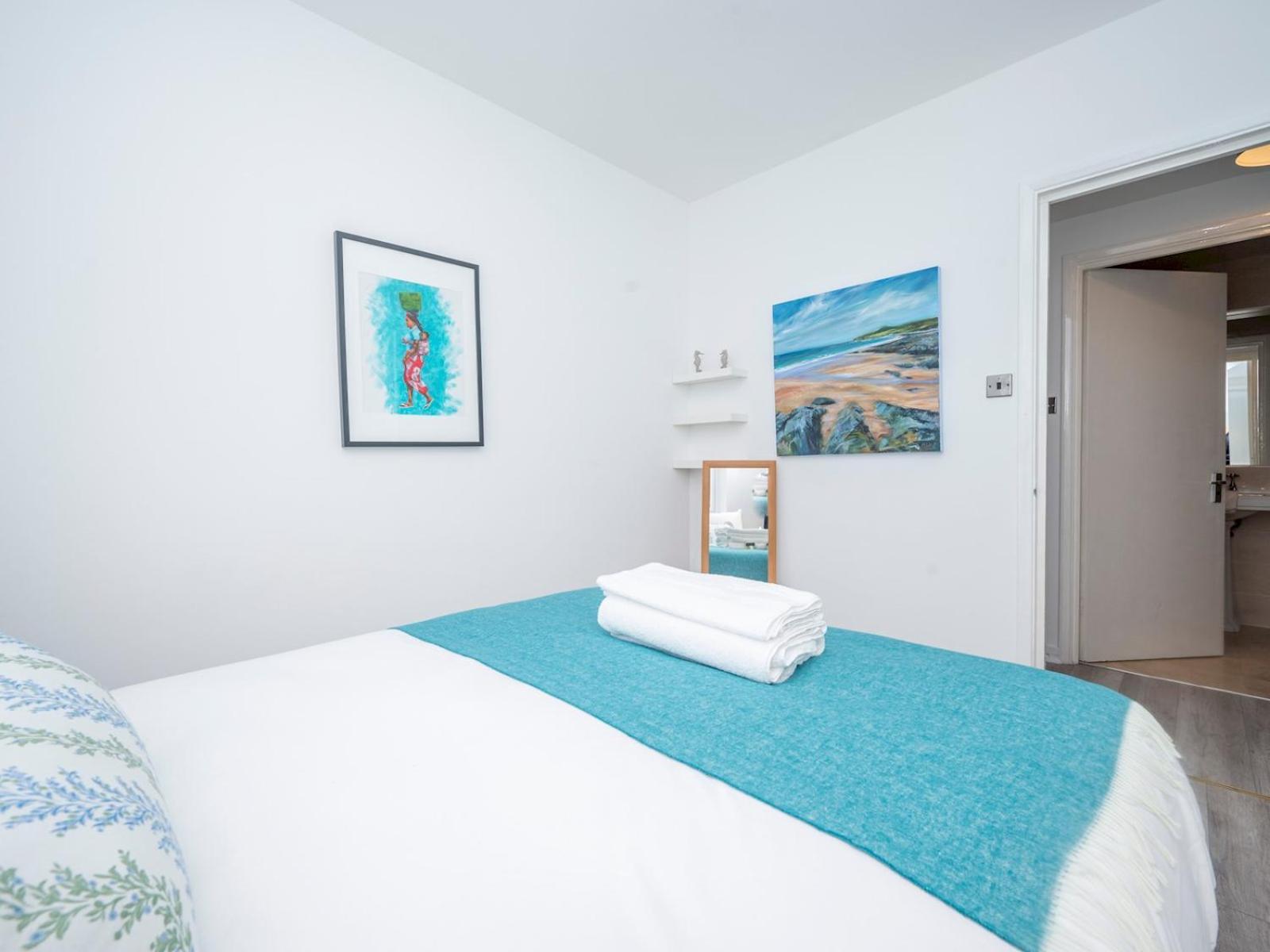 Pass The Keys - Waterfront Terrace Parking Apartment *
