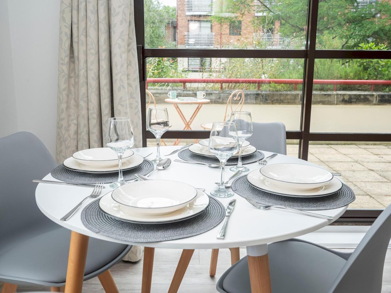 Pass The Keys - Waterfront Terrace Parking Apartment