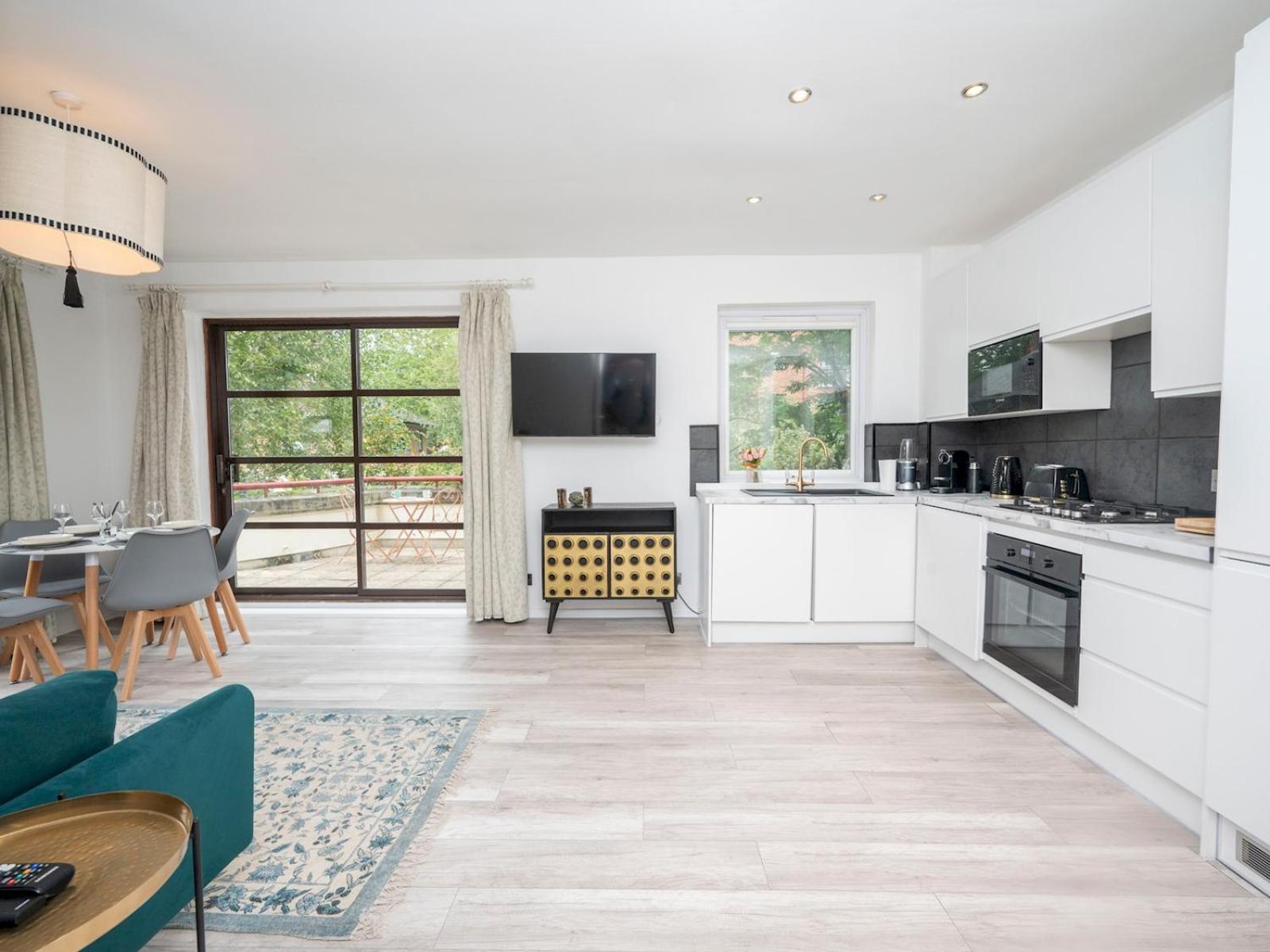 Pass The Keys - Waterfront Terrace Parking Apartment