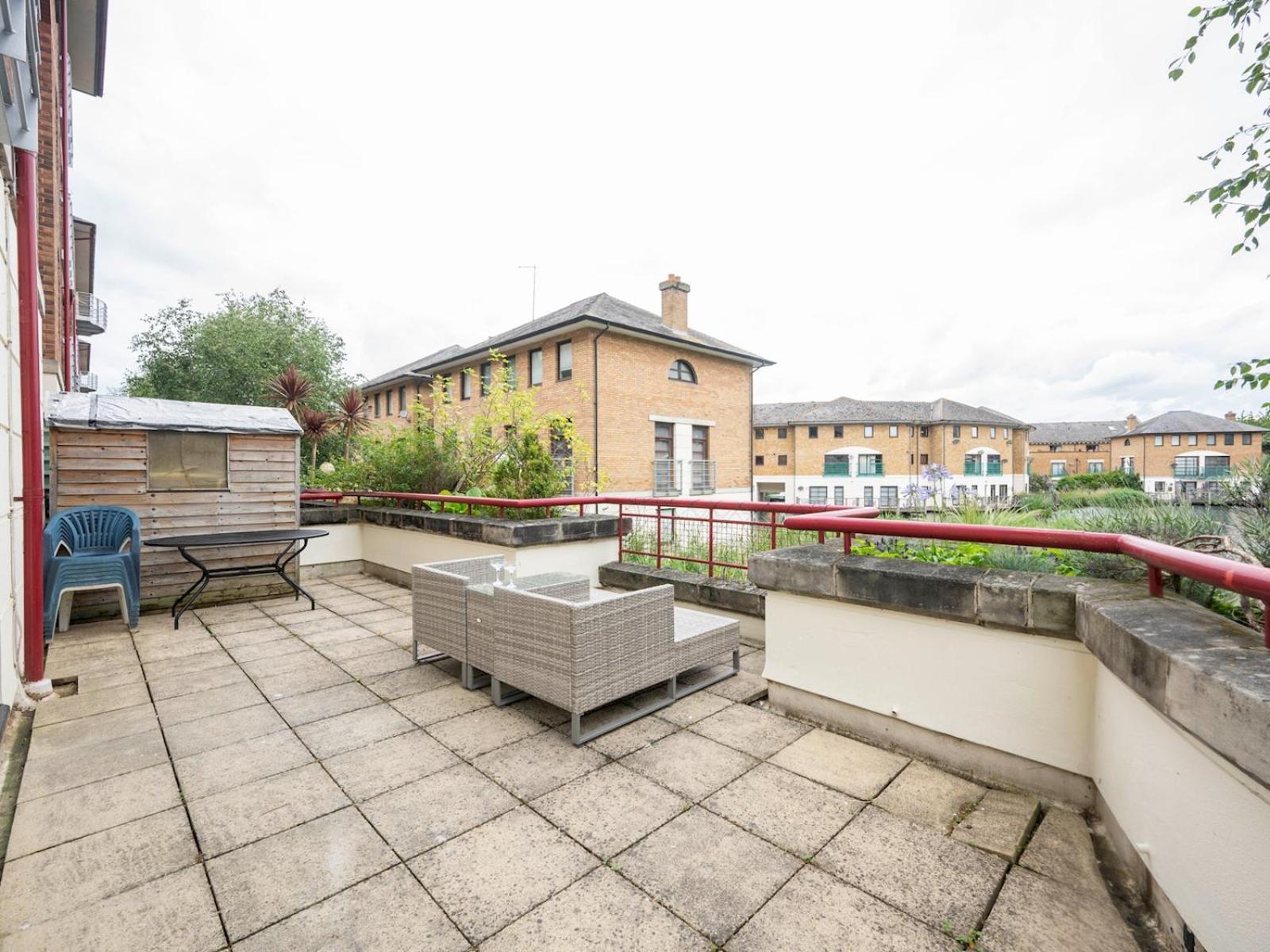Pass The Keys - Waterfront Terrace Parking Apartment London
