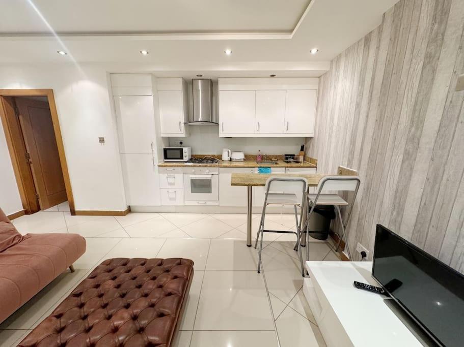 2 Bed In Apartment London