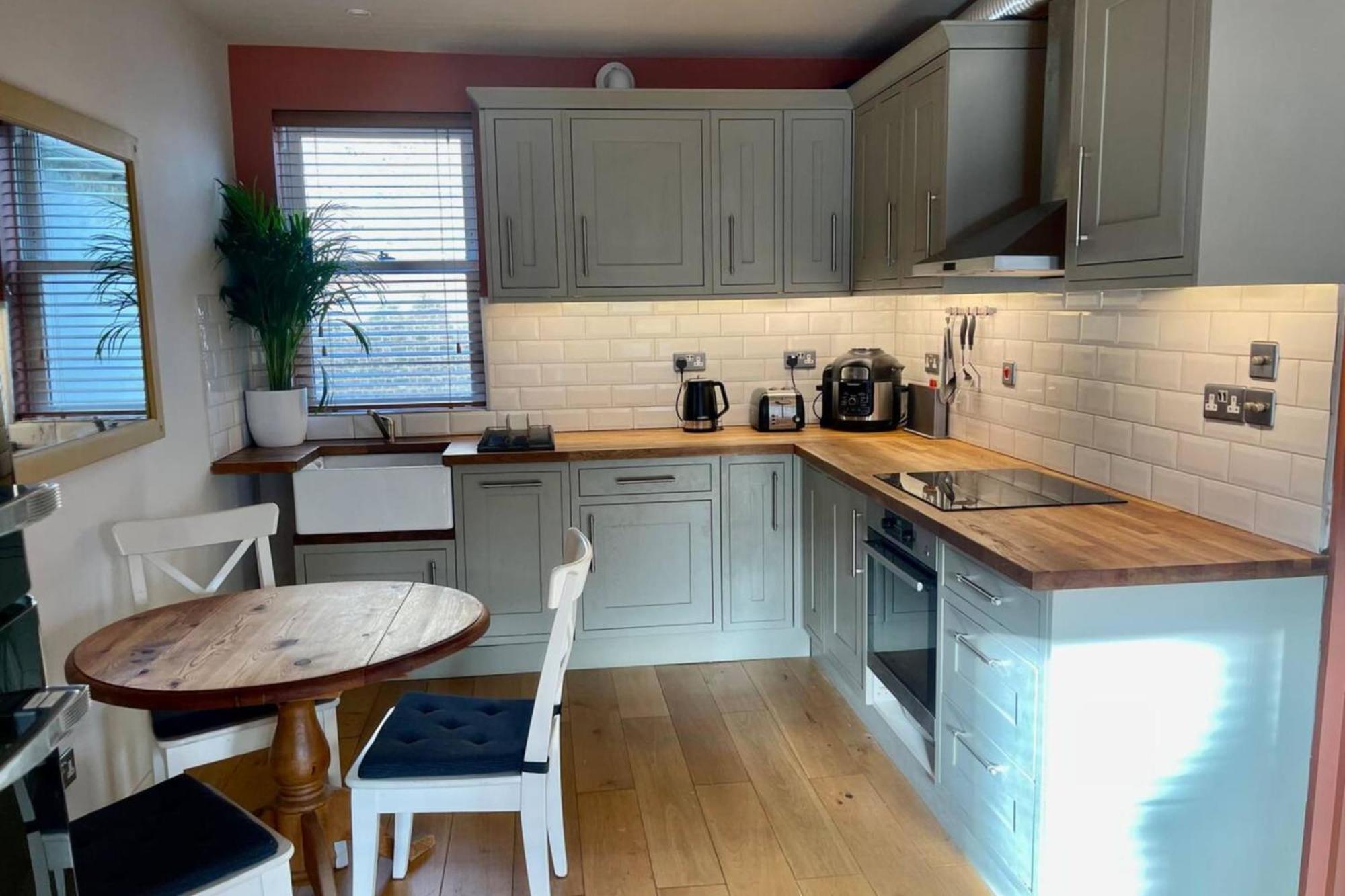 Charming And Spacious 2 Bed Near Kensal Green Tube Apartment *
