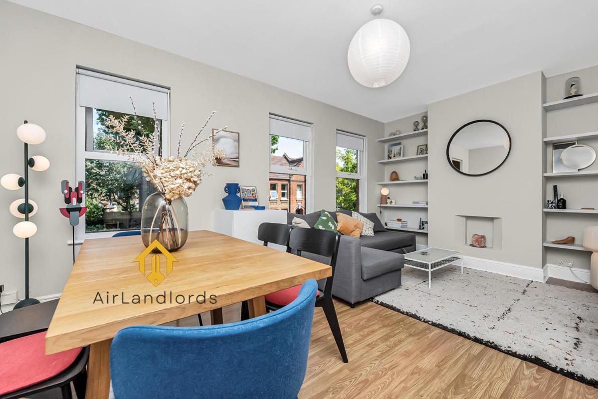 Unique 2 Bedroom Flat In Heart Of Walthamstow Apartment