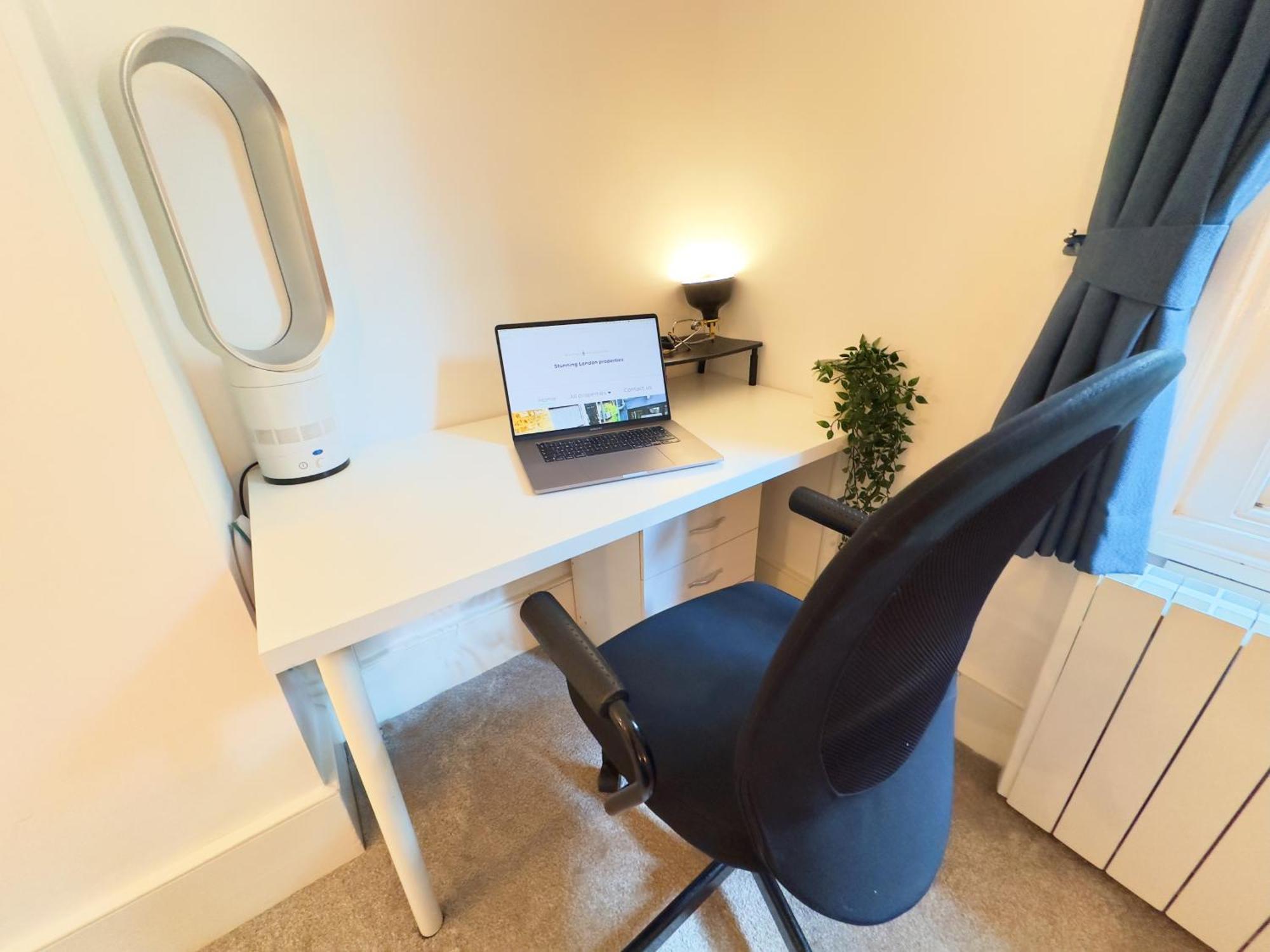 Boutique Style With Kitchen, Huge Shower, King Bed Apartment *
