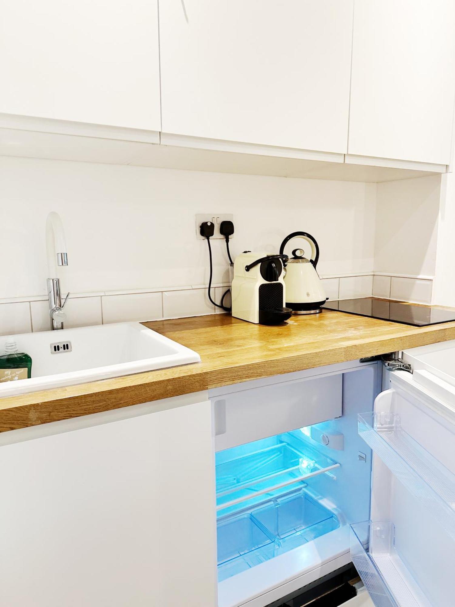 Boutique Style With Kitchen, Huge Shower, King Bed