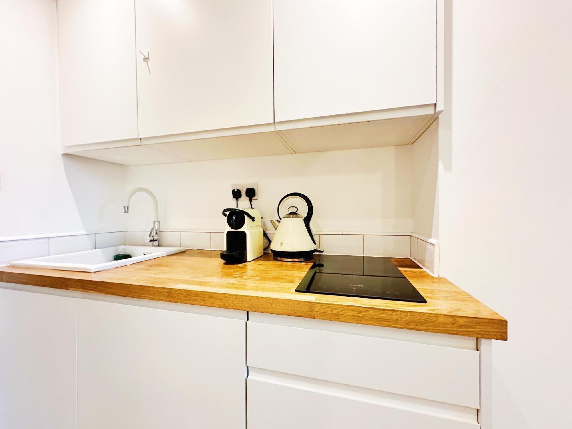Boutique Style With Kitchen, Huge Shower, King Bed Apartment