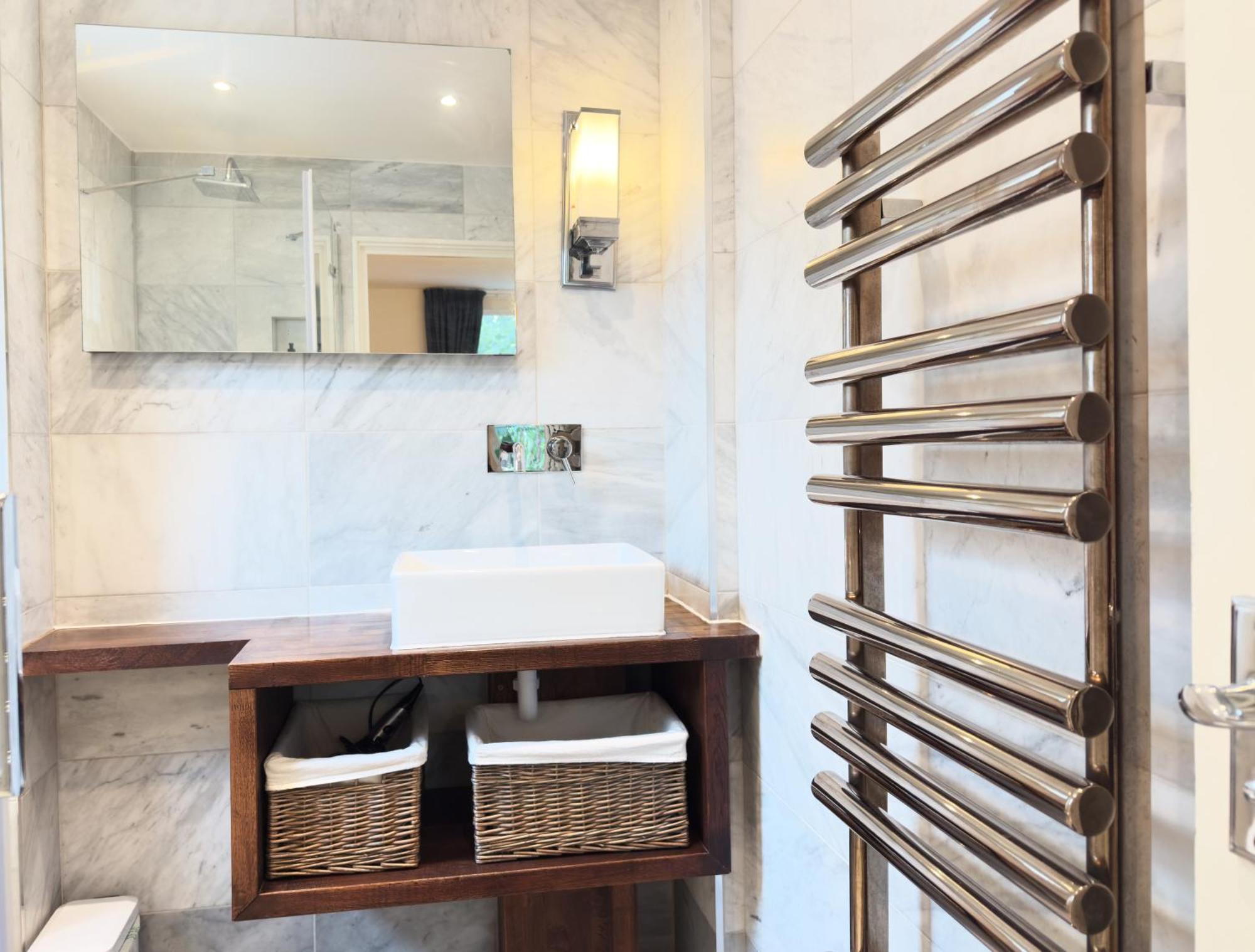 Boutique Style With Kitchen, Huge Shower, King Bed Apartment