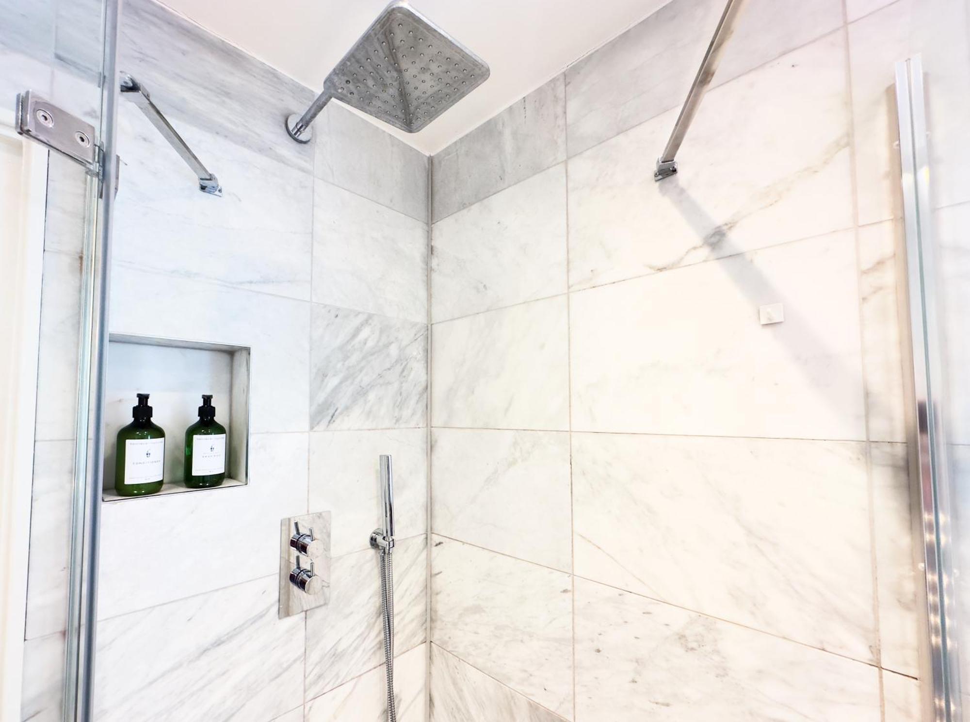 Boutique Style With Kitchen, Huge Shower, King Bed Apartment *