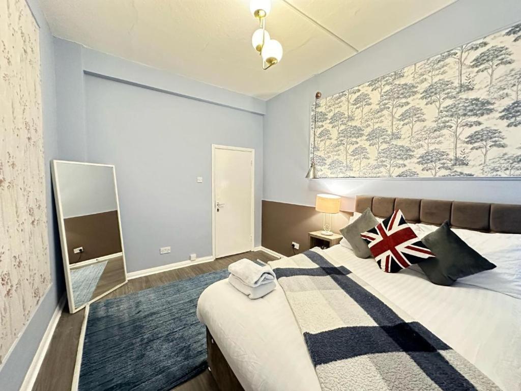 Lovely Three Bedroom Central Apartment *