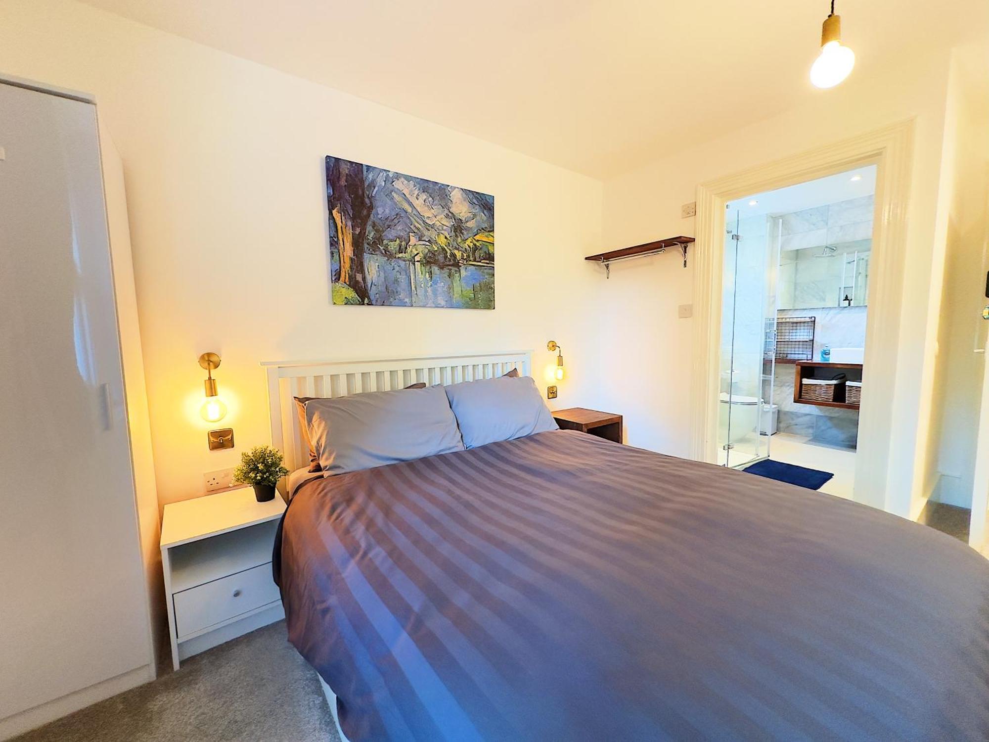 Boutique Style With Kitchen, Huge Shower, King Bed * London