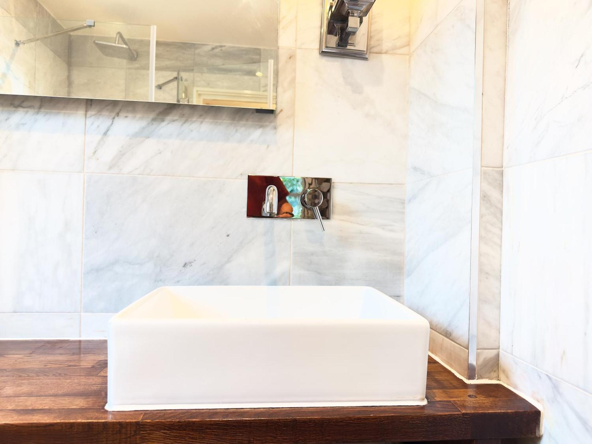Apartment Boutique Style With Kitchen, Huge Shower, King Bed London