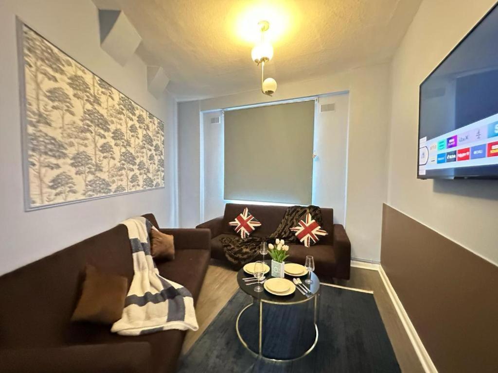 Lovely Three Bedroom Central Apartment *