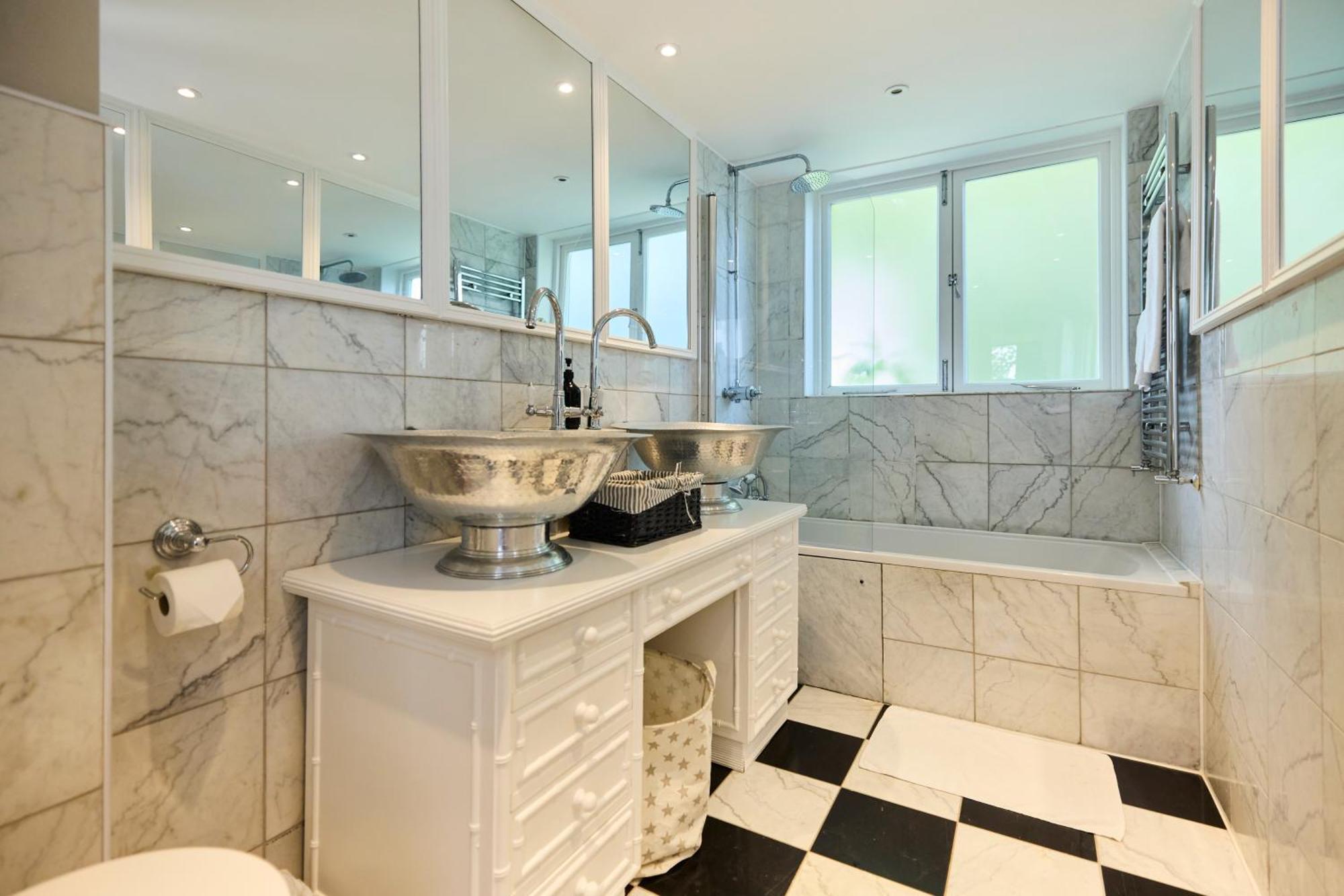 The Chelsea Retreat - Outstanding 5bdr House With Garden Apartment London