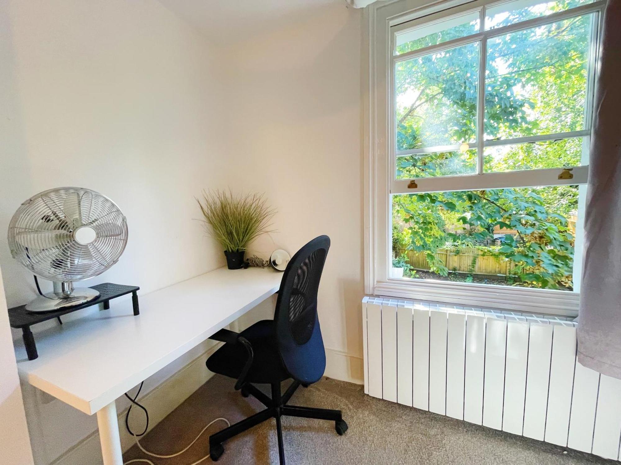 Apartment Boutique Style With Kitchen, Huge Shower, King Bed London