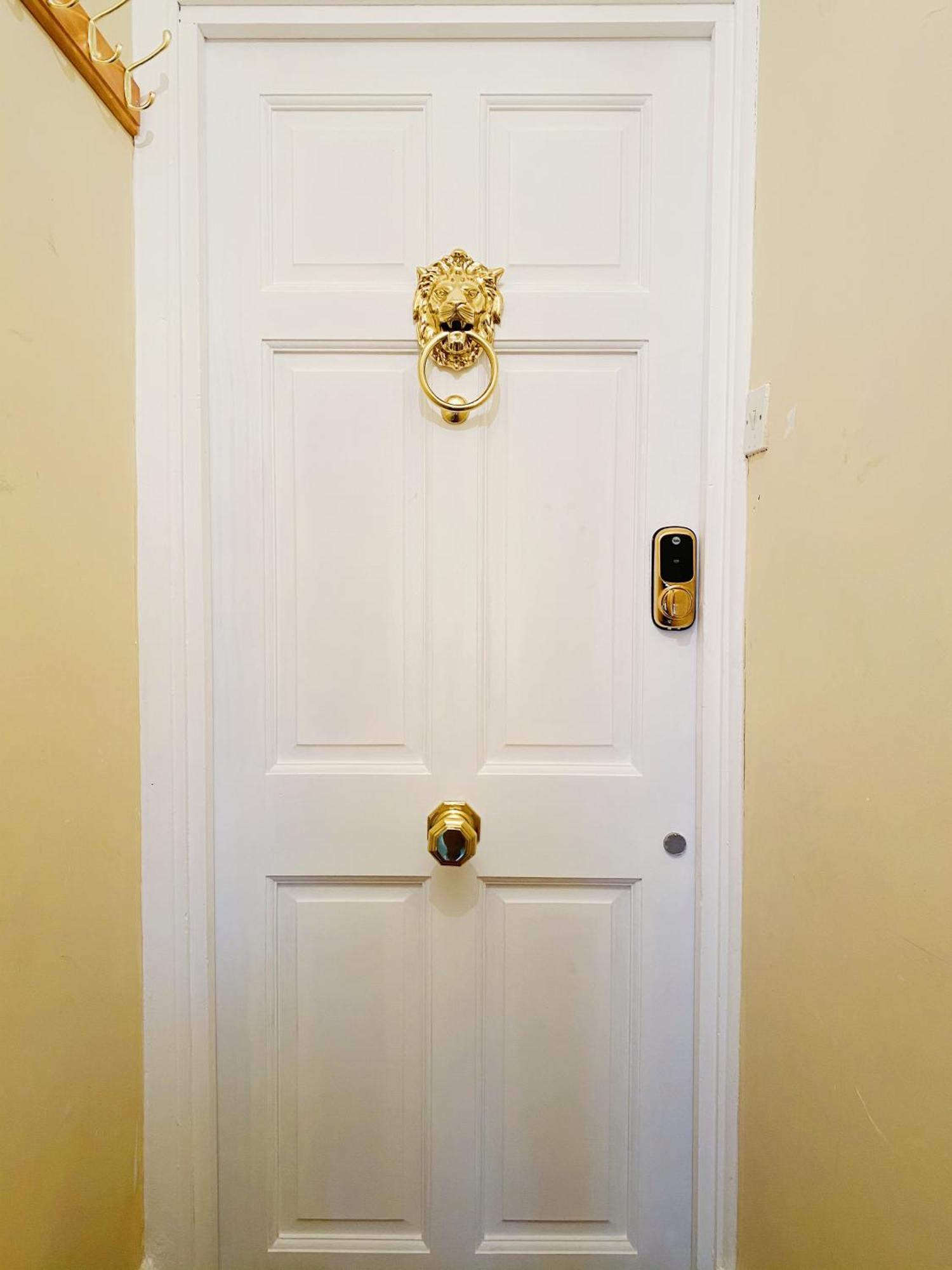 Boutique Style With Kitchen, Huge Shower, King Bed Apartment London