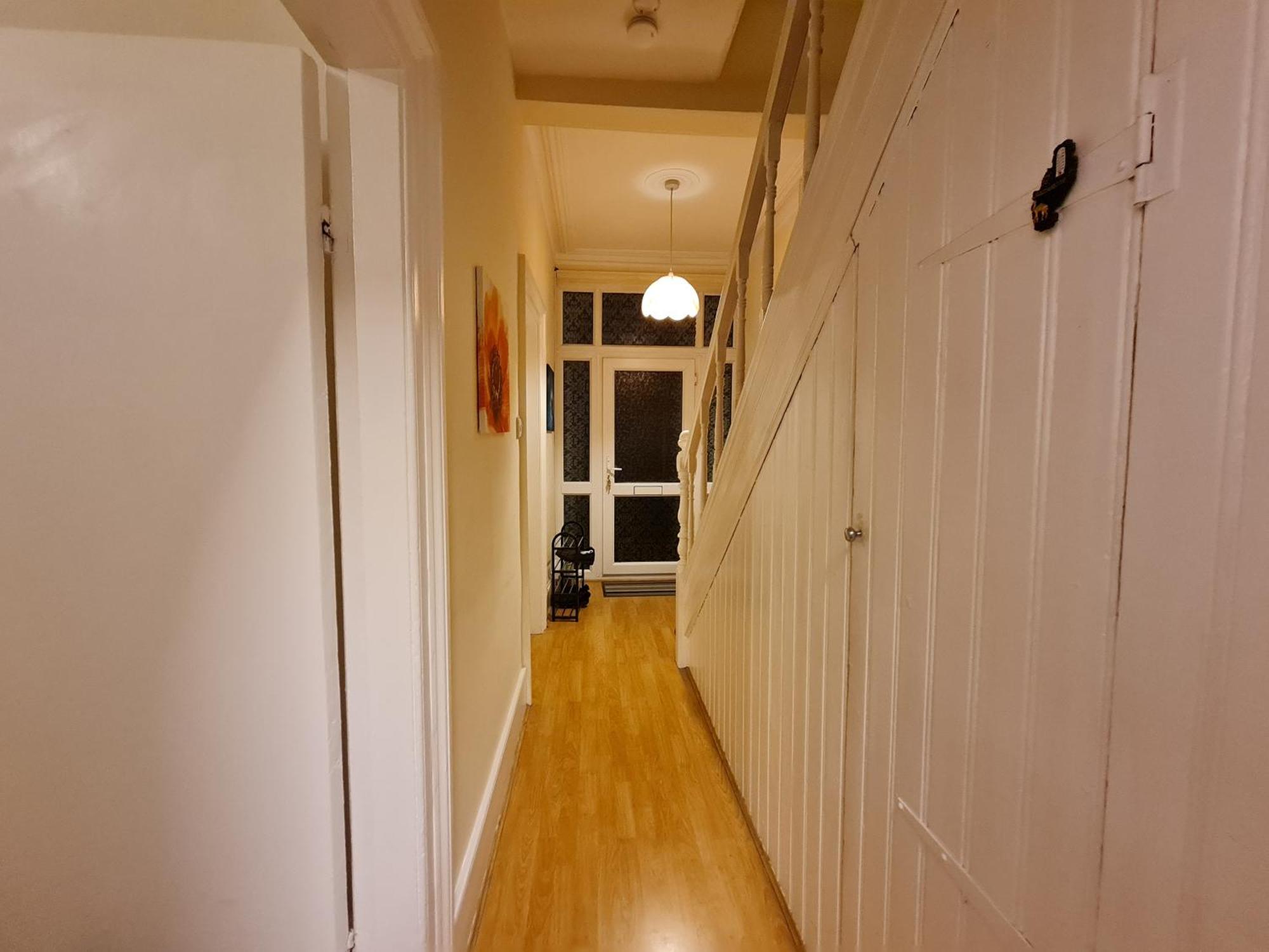 House-sleeps4-parking-garden Holiday home London