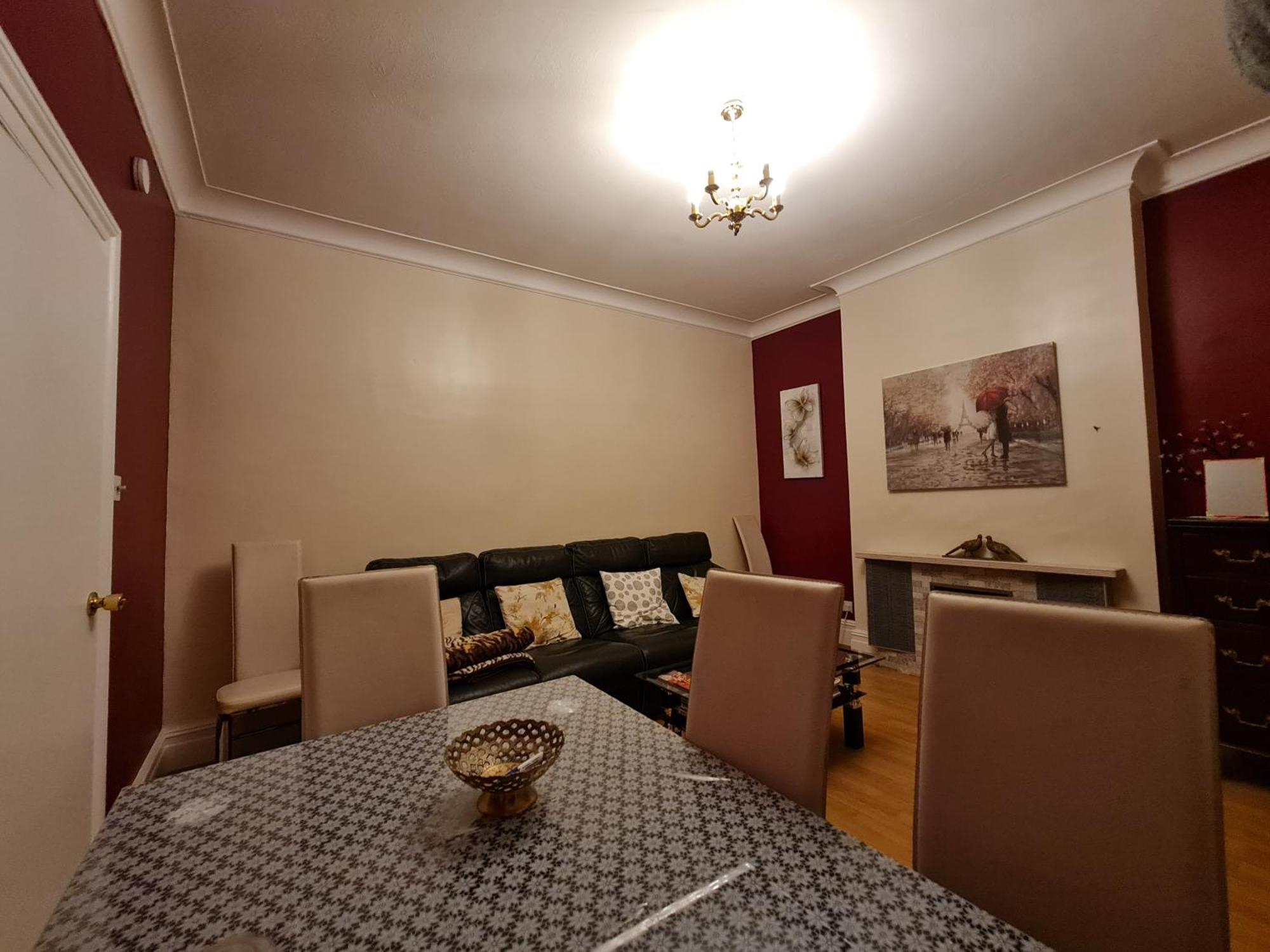 House-sleeps4-parking-garden Holiday home