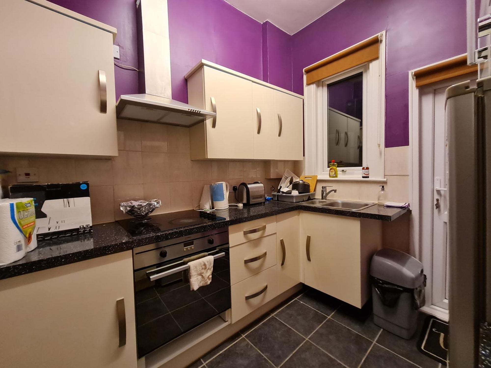 House-sleeps4-parking-garden Holiday home London