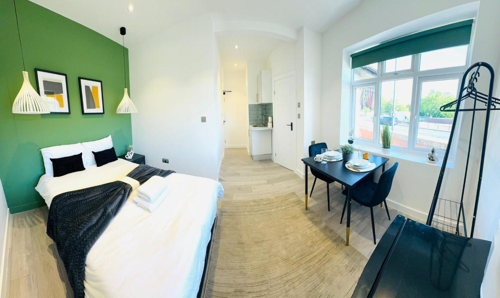 Center Next To Westfield Shopping & Attractions * London