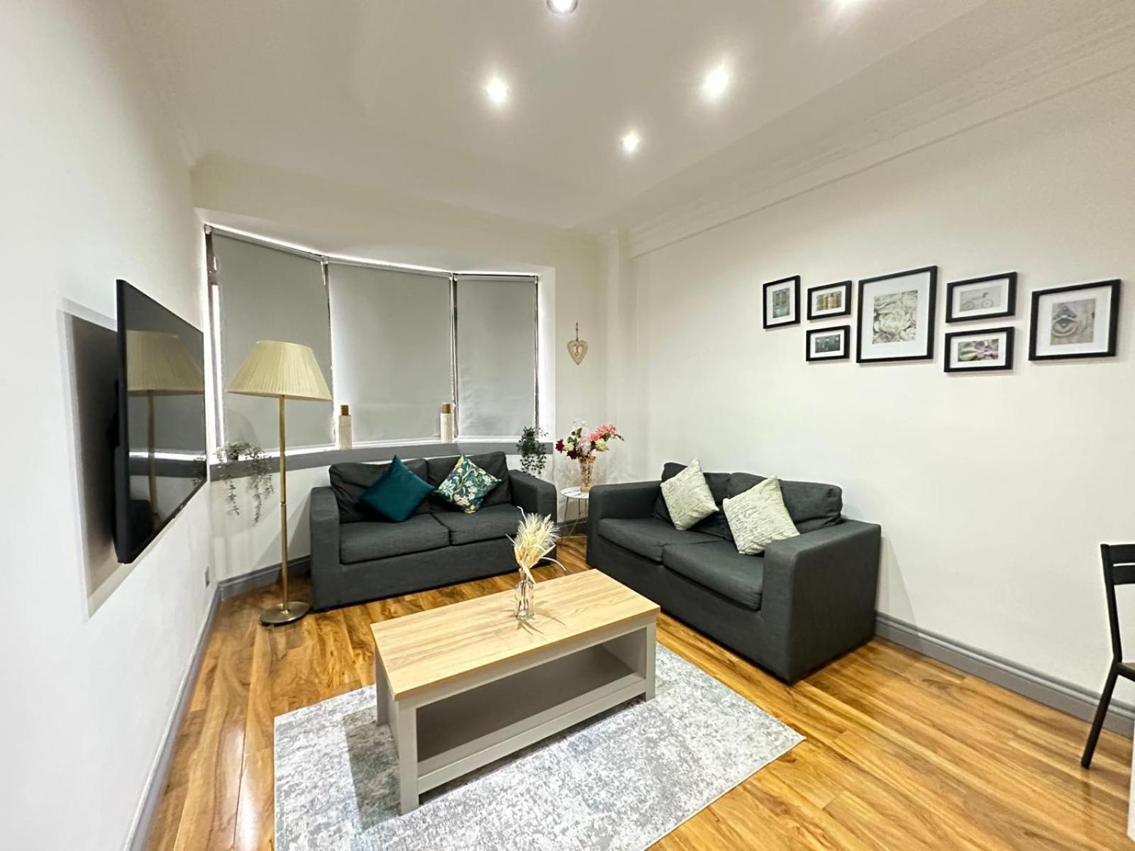 Stylish 1 Bedroom & Livingroom In Central Apartment *