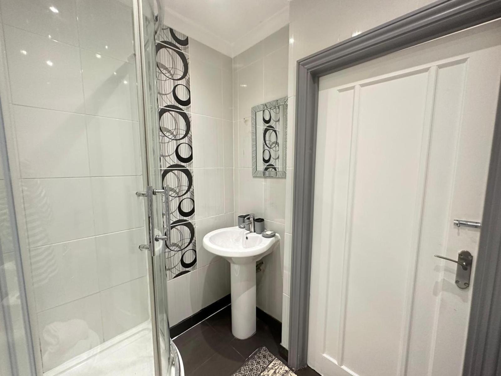 Apartment Stylish 1 Bedroom & Livingroom In Central