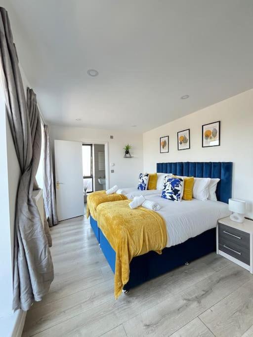 Apartment O2 Skyview Penthouse London