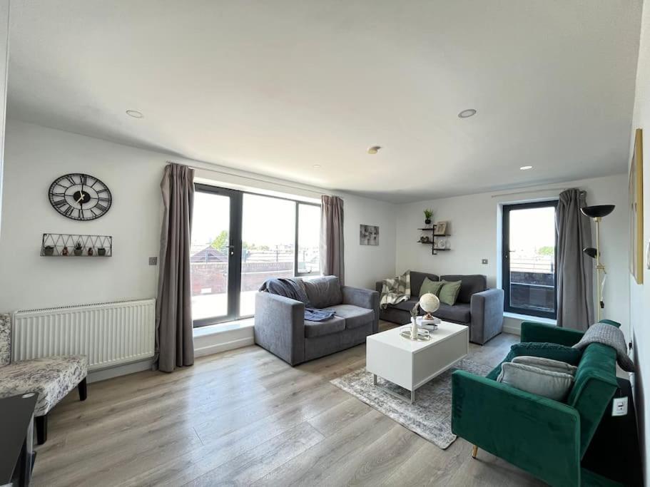 O2 Skyview Penthouse Apartment *