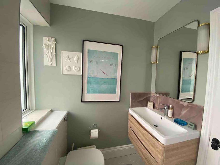 Holiday home Entire Fully Renovated House In Chiswick W4 *