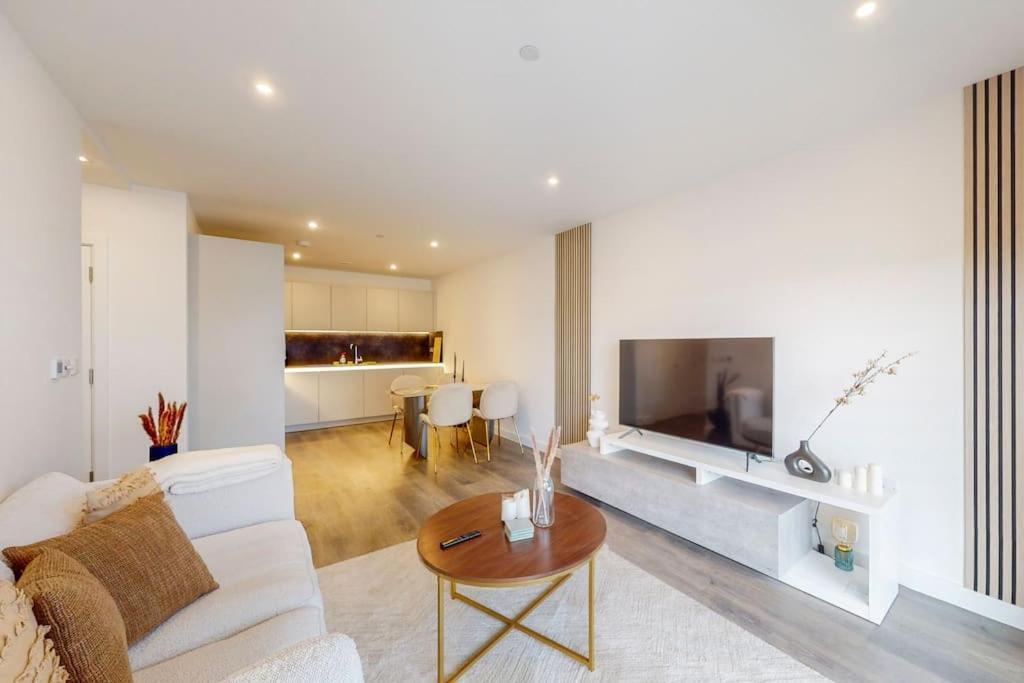 Modernistic 2 Bed - 2 Bath Flat Near Apartment