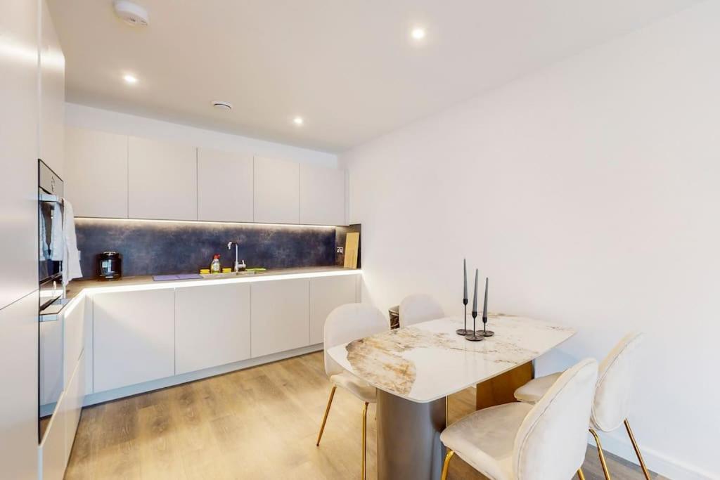 Apartment Modernistic 2 Bed - 2 Bath Flat Near
