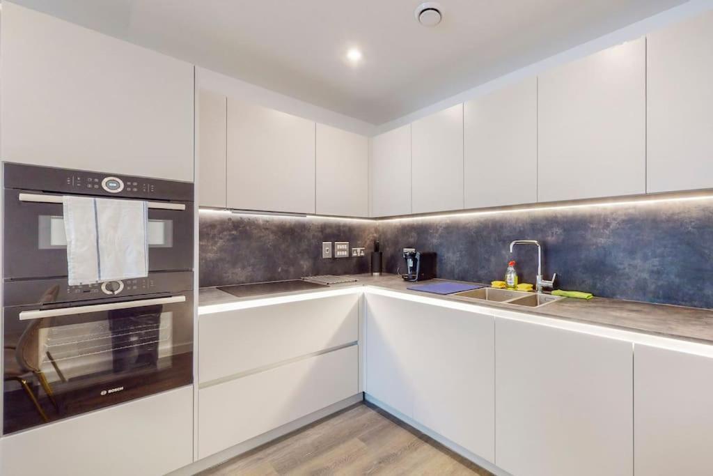 Modernistic 2 Bed - 2 Bath Flat Near Apartment *