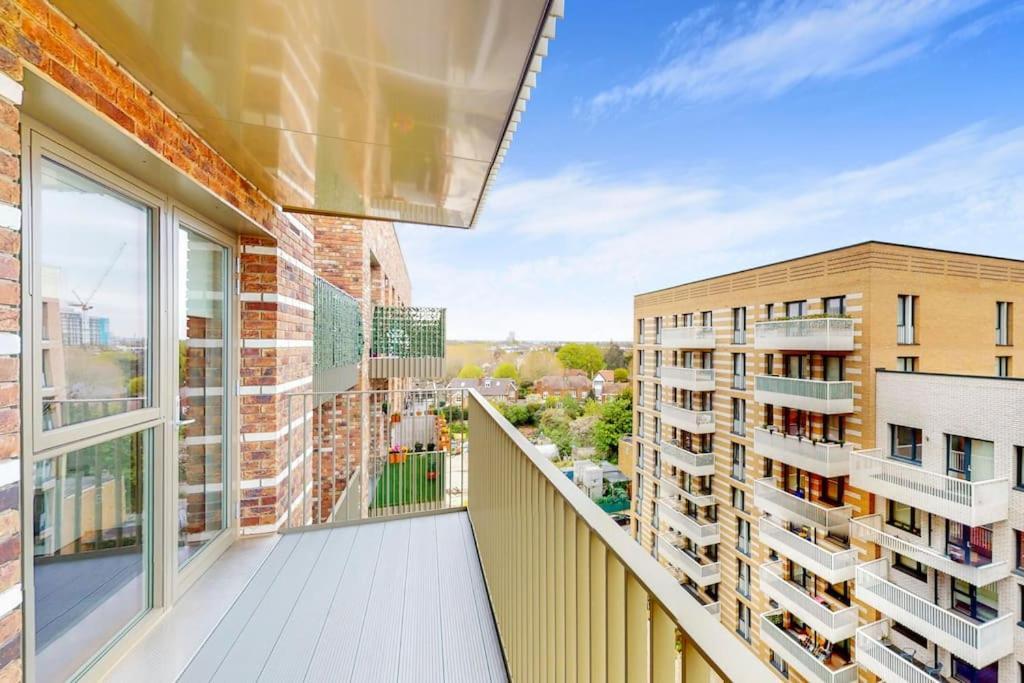 Modernistic 2 Bed - 2 Bath Flat Near London