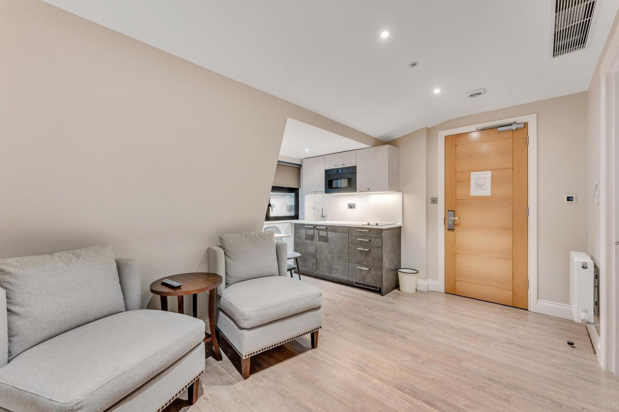 Cleveland Residences Farringdon Apartment