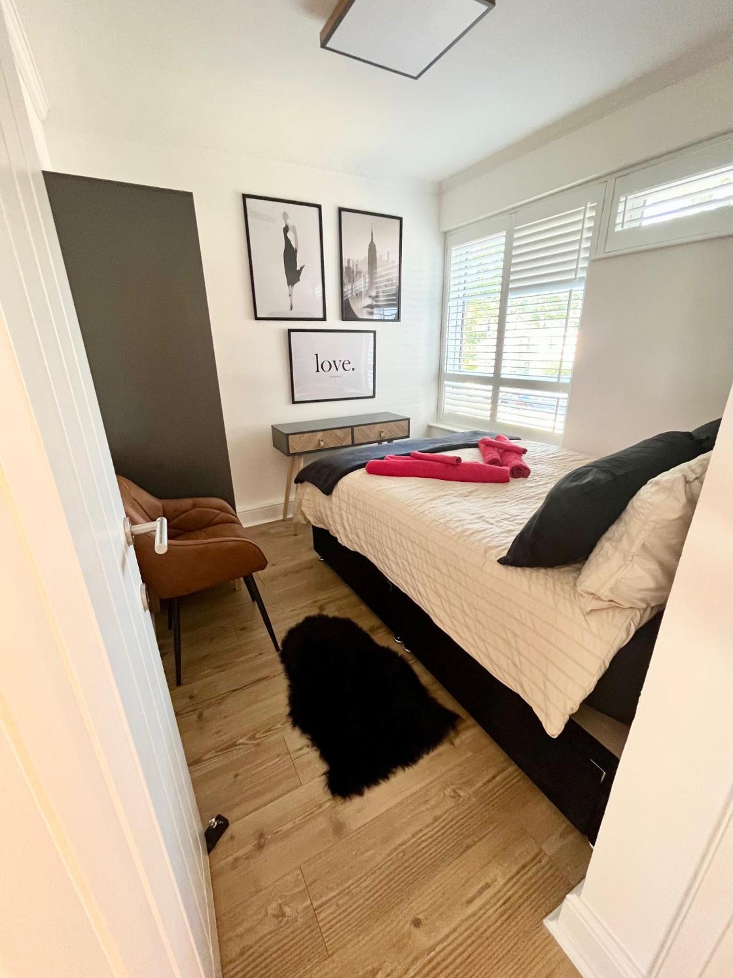 Newly Refurbished ,chic, Attractive 3 Bedroom Flat Apartment *