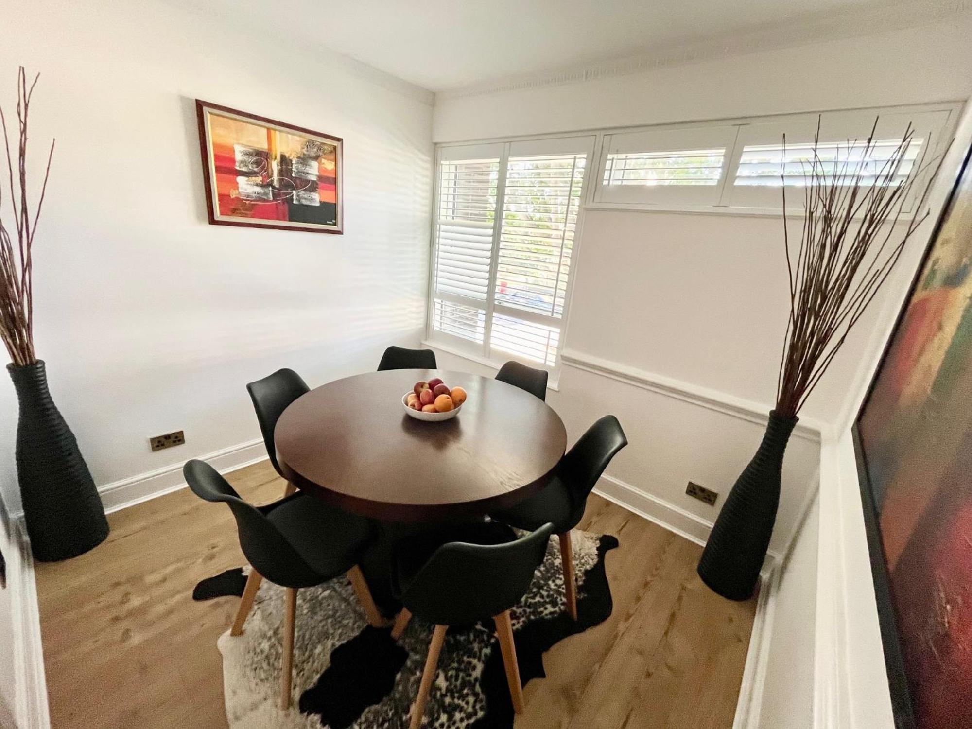 Apartment Newly Refurbished ,chic, Attractive 3 Bedroom Flat London