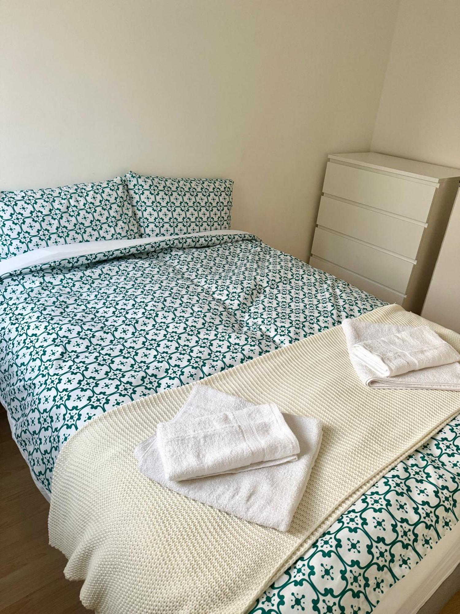 2 Bedroom Next To Euston Station Apartment