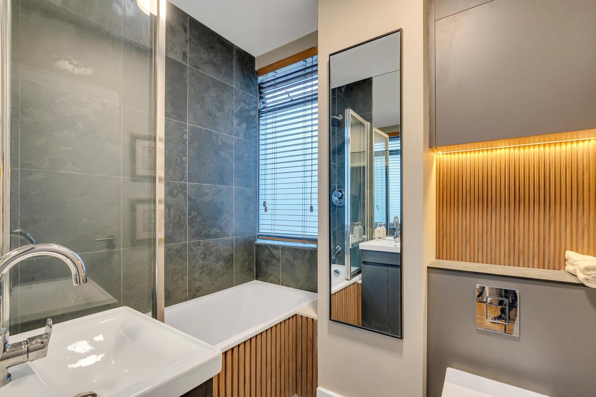 Chic Near Tower Bridge Apartment *